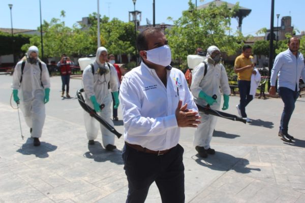 Ángel Macías instala túnel sanitizante e inicia higiene de espacios públicos en Ixtlán