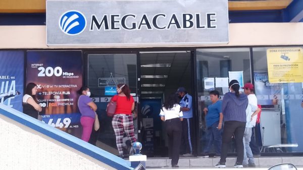 Empresa Megacable sin filtros de seguridad en ingreso a sus instalaciones; gente se aglomera