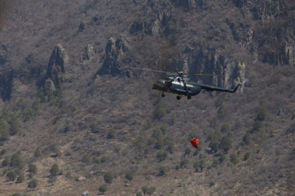 Arriba equipo aéreo a Tuxpan para atender incendios forestales