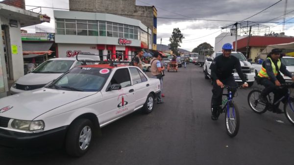 Taxistas determinan reducir 5 pesos pasaje en solidaridad con usuarios