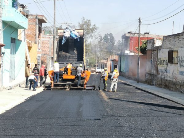 Asfaltan calle Lázaro Cárdenas en Chaparaco