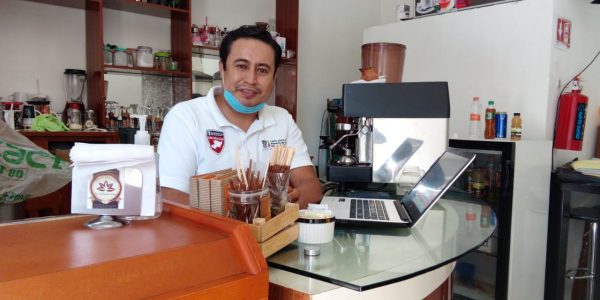 Micro empresario se solidariza con gremio médico, regala café