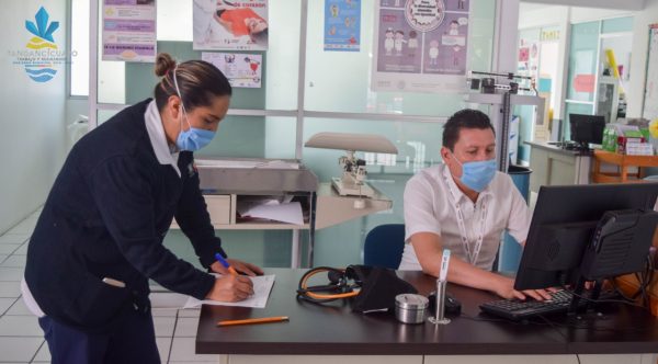 Reconocen labor del personal del Centro de Salud en Tangancícuaro