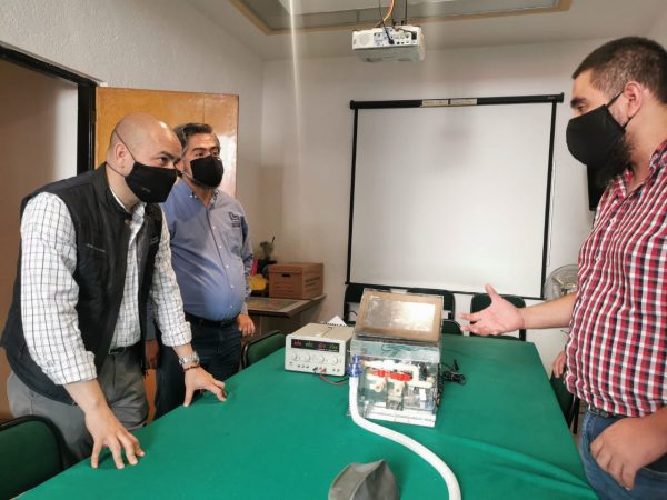 Presentan alumnos egresados de ITSU un prototipo de respirador artificial para combatir el COVID-19