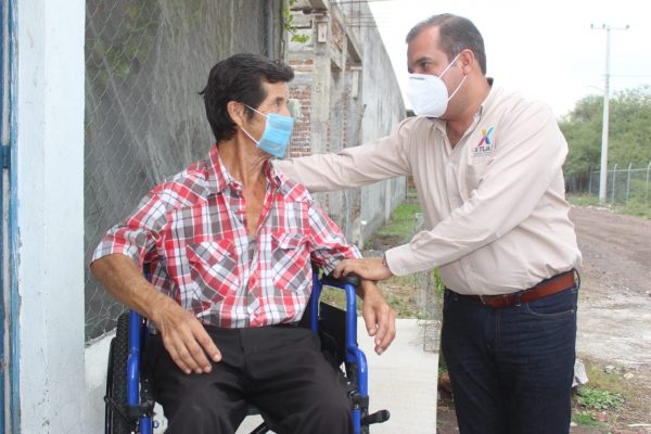 Ángel Macías realizó entrega de sillas de ruedas a adultos mayores de Ixtlán