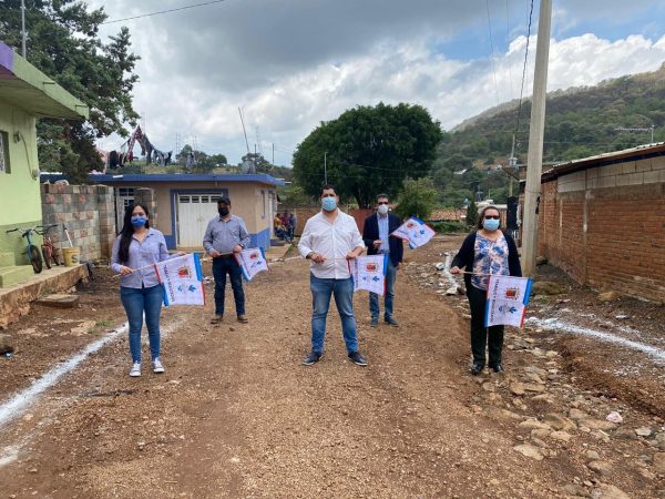 Inician trabajos de pavimentación en calle principal en el Sauz de Guzmán, Tangancícuaro