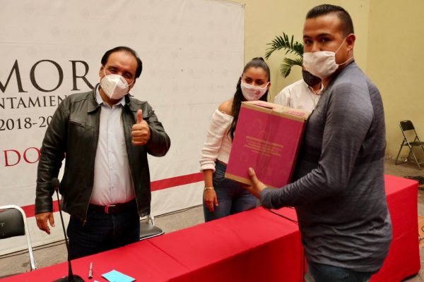 Entrega Martín Samaguey apoyos a trabajadores de limpieza de calzado
