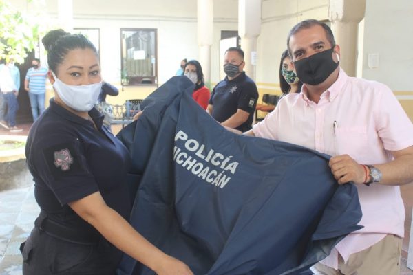 Ángel Macías entregó equipos impermeables al cuerpo de Seguridad Pública y Protección Civil