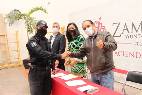 Entrega Martín Samaguey apoyos a policías municipales