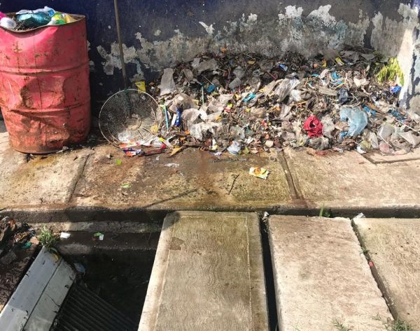 Ciudadanos responsables de encharcamientos por tirar basura en alcantarillas