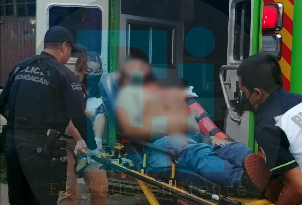 Pistoleros motorizados atacan a conductor de camioneta en Zamora