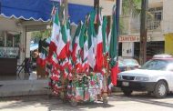 Vendedores de banderas sufren para vender su mercancía en pleno mes de septiembre