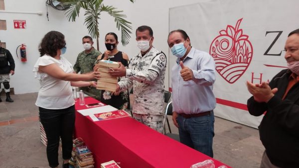 Donan zamoranos y ayuntamiento libros a Guardia Nacional