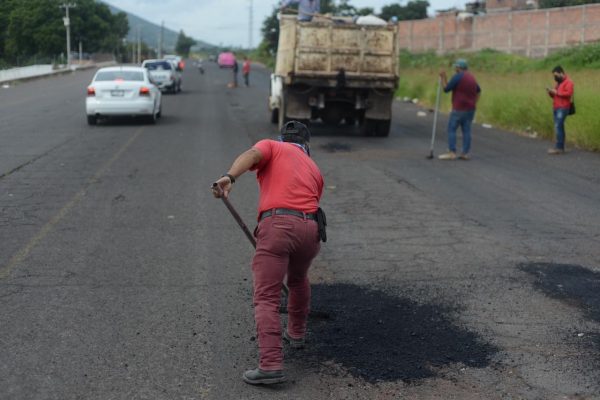 Jacona brinda mantenimiento al tramo carretero a Los Reyes