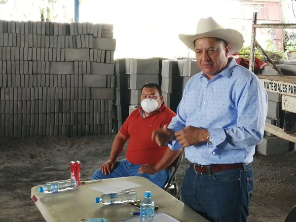 Atiende Feliciano Flores necesidades de ejidatarios y usuarios de riego en Tacámbaro