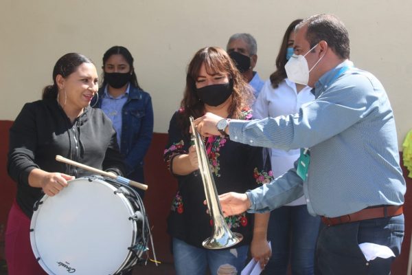 Ángel Macías cumple al sector educativo de Ixtlán