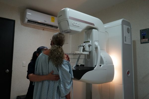 Con mastógrafos fijos y móviles, lucha SSM contra cáncer de mama