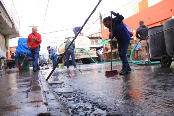 Avanza plan de limpieza y mejoras en mercados municipales de Zamora