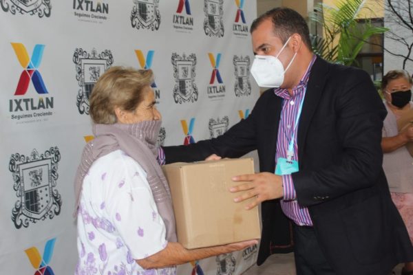 Ángel Macías realizó entrega de despensas a adultos mayores de Ixtlán