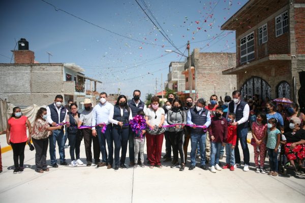 Inaugura Adriana Campos obra de pavimentación de la calle Guatemala