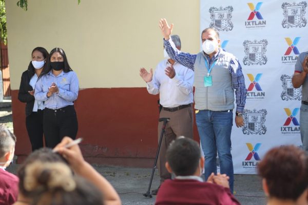 Ángel Macías refrenda su compromiso con sector educativo en Ixtlán