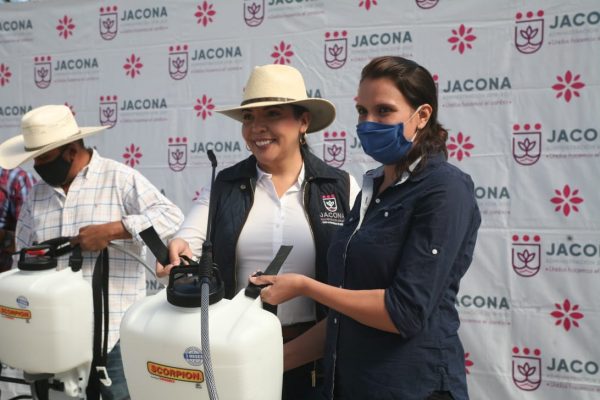Entregó Adriana Campos, apoyos a 40 productores agrícolas de Jacona
