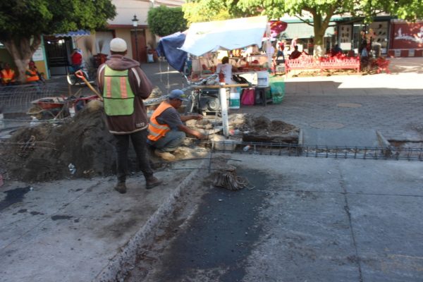 Construyen paso peatonal sobre calle Corregidora