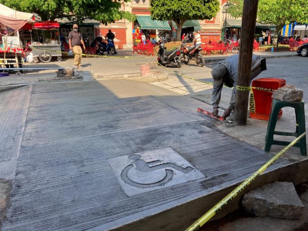 En Mercado Hidalgo de Zamora Construyen paso peatonal en Corregidora y Allende