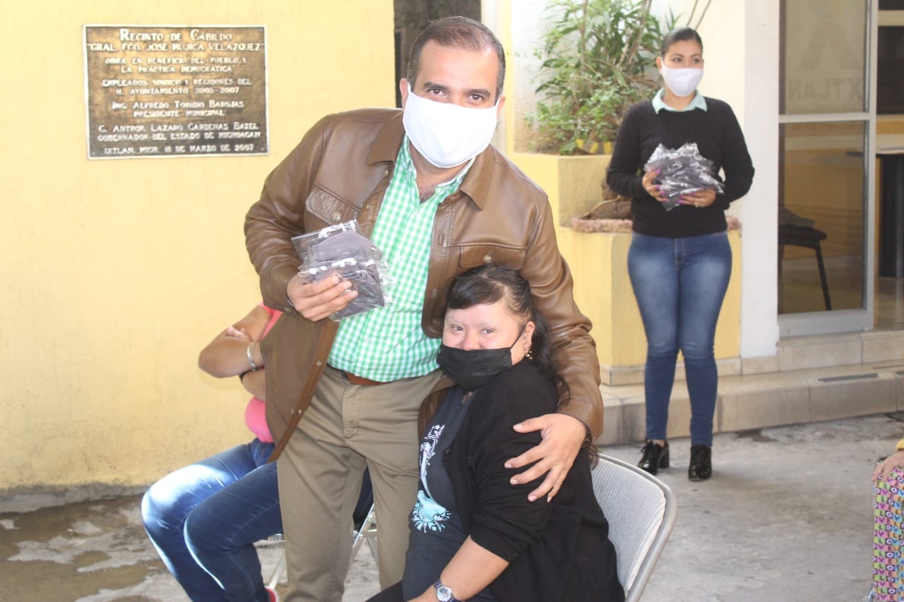 Ángel Macías entregó becas a personas con capacidades diferentes en Ixtlán