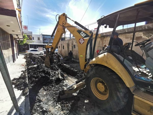 Realizan sustitución de línea de drenaje en calle López Rayón