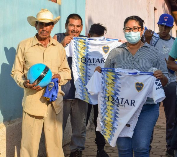Entregan kit deportivo a equipos de fútbol en Tangancícuaro