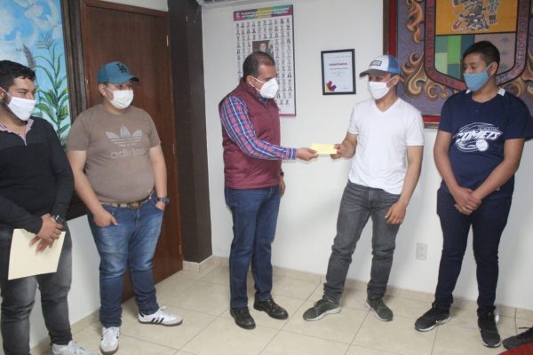 Ángel Macías realizó entrega de apoyo a jóvenes deportistas de Ixtlán