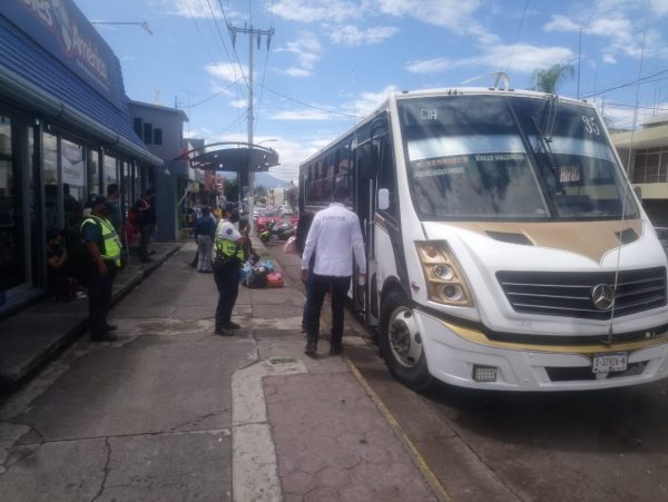 Transportistas dan un paso adelante y endurecen controles sanitarios en microbuses