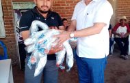 Feliciano Flores apoya a pescadores de la Presa de Infiernillo