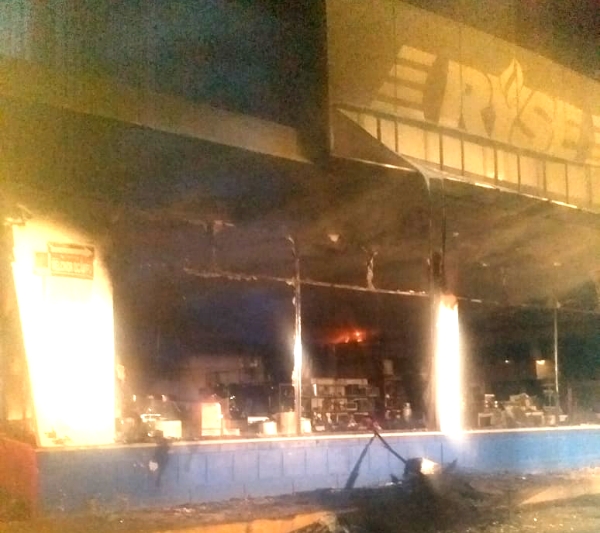 Se registra incendio en la tienda Ryse de Zamora
