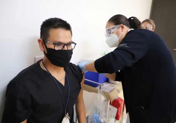 Reciben 1600 trabajadores primera dosis de vacuna contra COVID-19, sin incidentes
