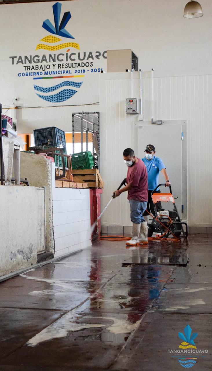 Sanitizaron instalaciones del Mercado Municipal Benito Juárez en Tangancícuaro
