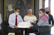Entrega Ayuntamiento zamorano créditos del Programa “Palabra De Mujer”