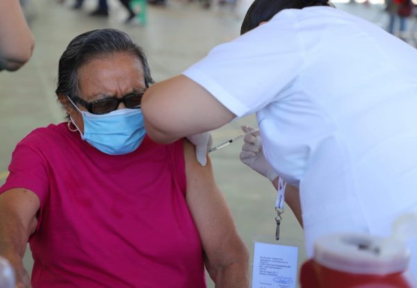 Reciben primera dosis contra COVID-19, 6 mil 605 adultos mayores en Michoacán