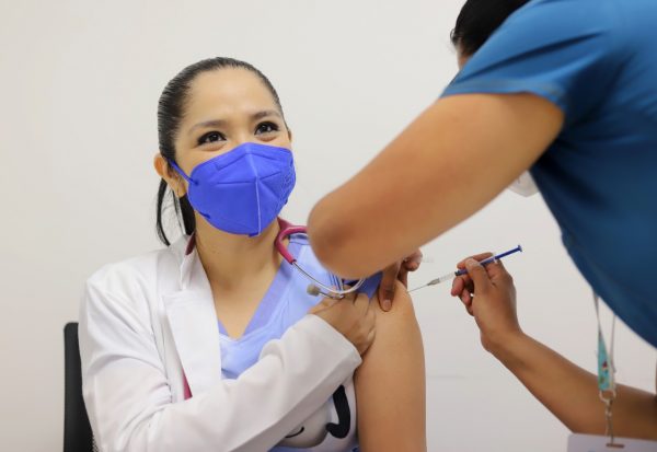 Completa SSM 4 mil 622 esquemas de vacuna contra COVID-19 a personal de salud