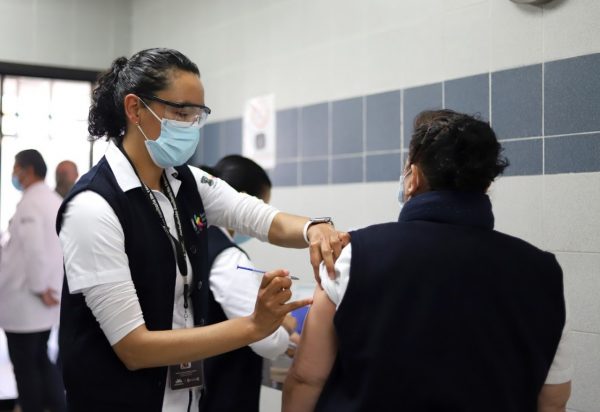 Más de 2 mil vacunas de COVID-19, han sido aplicadas a personal de salud