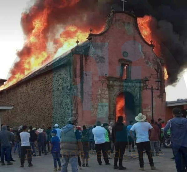 Se incendia templo de Nurío y arden varias casas aledañas