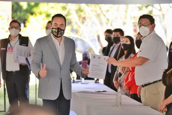 Es oficial, Carlos Herrera presenta su registro como candidato ante el IEM