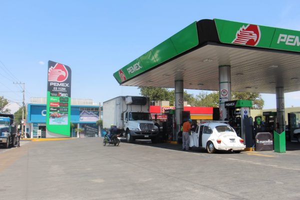Depender de gasolina gringa, eleva costo del combustible en México