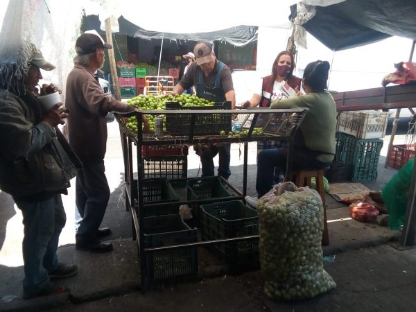 Comerciantes del mercado Hidalgo externan a Yolanda Guerrero sus necesidades en seguridad y salud