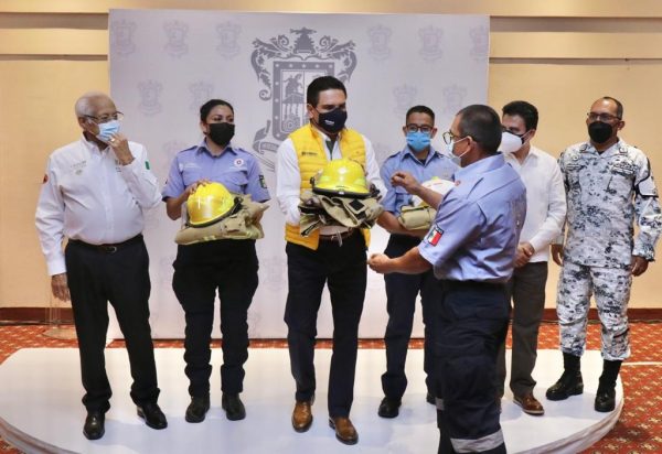 Equipos de protección a bomberos y personal de Protección Civil