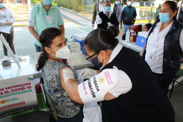 Inicia jornada de vacunación a trabajadores de la educación en Michoacán