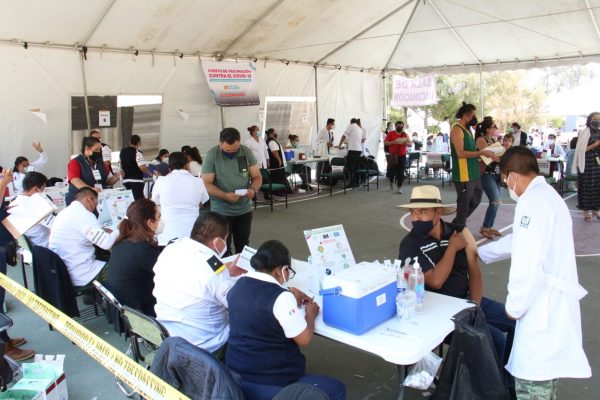 Maestros recibieron vacuna anti-COVID en Tec Zamora; resaltó buena organización.