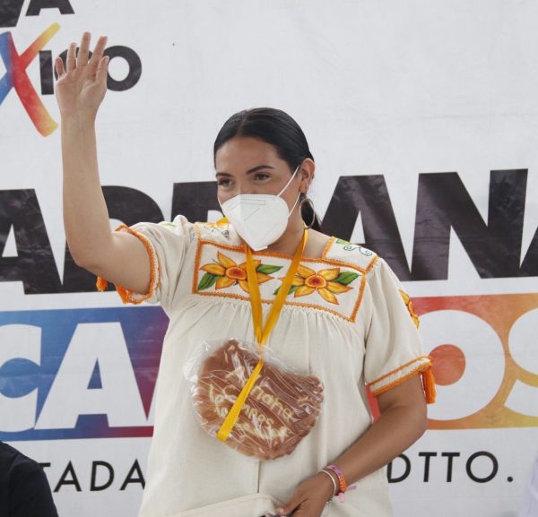 Adriana Campos muestra agradecimiento a la gente de las comunidades de Chilchota