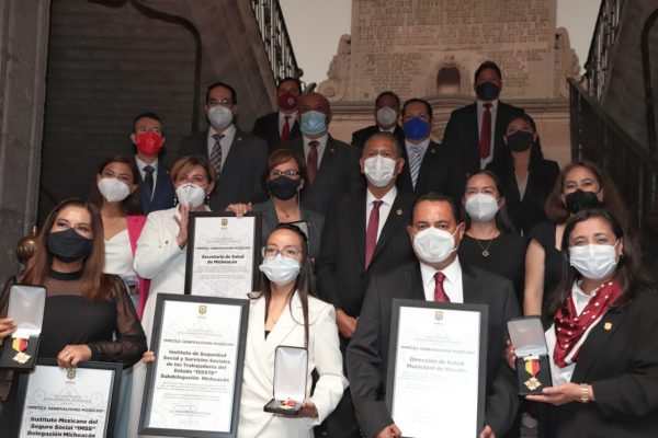 Reciben instituciones de salud presea Generalísimo Morelos 2021